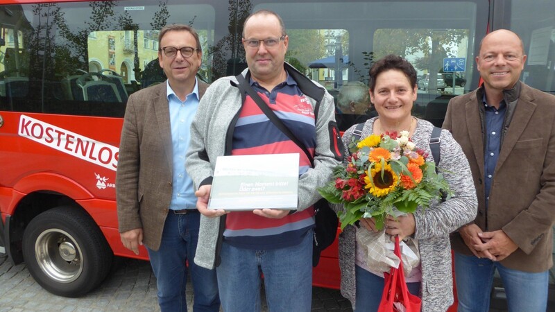 Der 15.000 Fahrgast seitdem der Stadtbus kostenlos fährt: Bürgermeister Franz Wittmann (li.) und Busunternehmer Hans Aschenbrenner (re.) gratulieren dem Ehepaar Werner und Edeltraud Schäfer aus Aislingen.