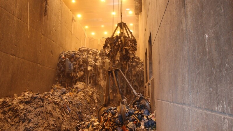 Auf einer Baustelle des Zweckverbands Müllverwertung in Schwandorf soll es zu fragwürdigen Bestellungen durch einen Konzernmitarbeiter gekommen sein.