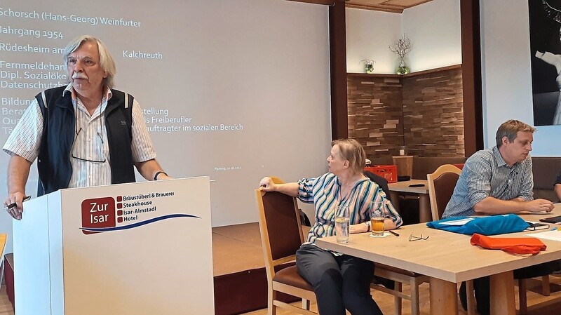 Auf Einladung von Brigitte Wessely (Mitte), Vorsitzende der Verdi-Senioren, und Andreas Bernauer (rechts), stellvertretender Geschäftsführer von Verdi Niederbayern, referierte Georg Weinfurter von Verdi Mittelfranken zum Thema Digitalisierung.