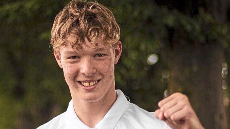 Der 15-jährige Kilian Ettl aus Konzell arbeitet hart für seinen Traum, einmal Profi-Fußballer zu werden. Seit Sommer 2020 trägt er das Trikot des FC Augsburg.