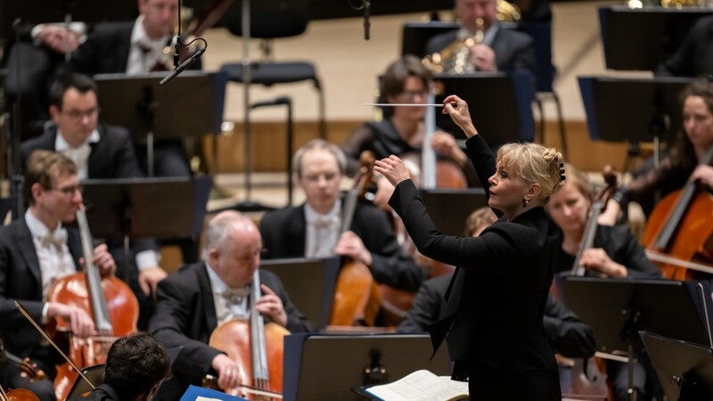 Susanna Mälkki dirigiert die Münchner Philharmoniker.