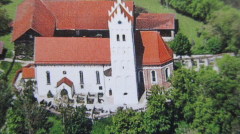 Hoch auf einem Isar-Hangleiten-Hügel thront die ehrwürdige St.-Georg-Kirche von Eugenbach.