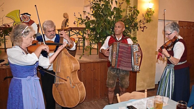 Die "Auer Geigenmusi" organisierte den Abend und erfreute mit ihren Stücken das Publikum.