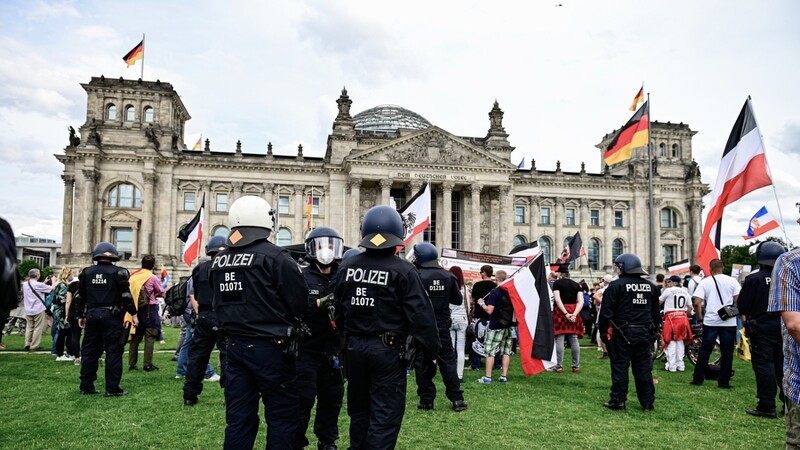 Gegner der Corona-Maßnahmen demonstrieren vor dem Reichstag in Berlin.