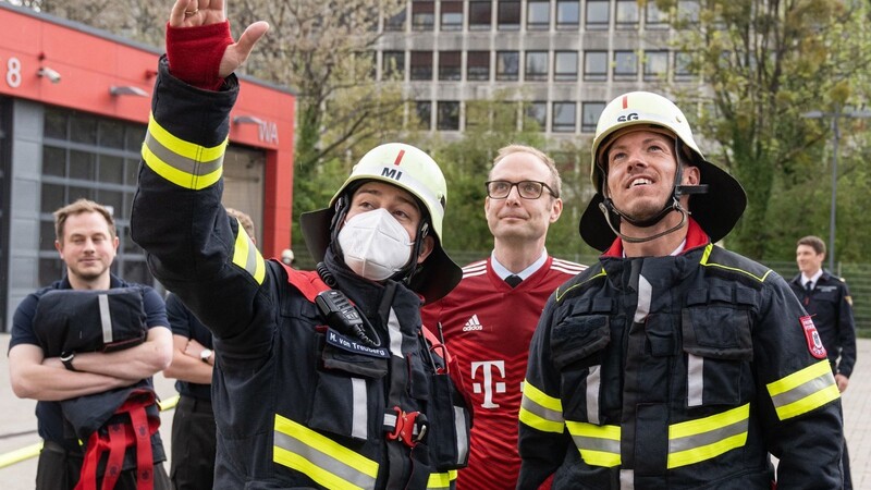 Julian Nagelsmann (r.) bei seinem Besuch der Feuerwache 4 in München. Dort bat der Bayern-Trainer erneut um Entschuldigung für seinen unglücklichen "Feuerwehr-Spruch".