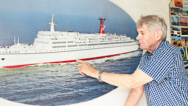 Franz Geiger zeigt auf einem Foto, wo auf dem Turbinenschiff Hamburg sich damals seine Zwei-Bett-Kabine befunden hat.