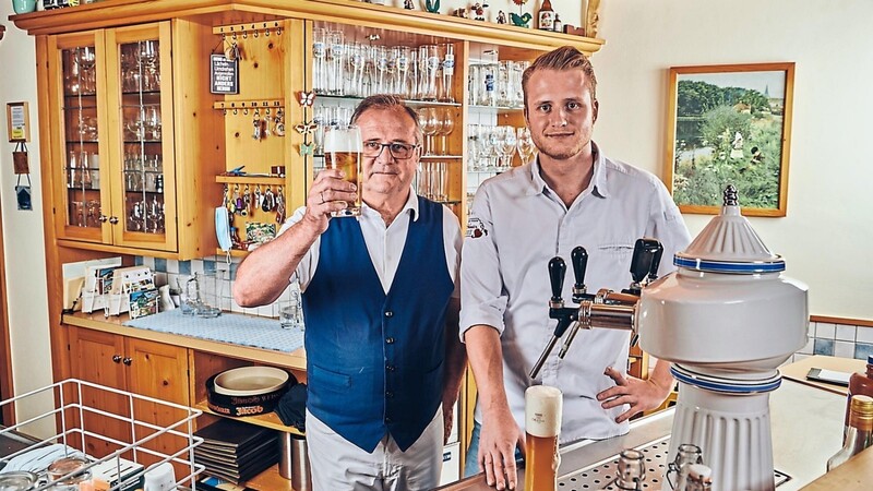 Andreas Braun (rechts) führt die Familientradition fort. Das Koch-Gen hat er von Vater Josef geerbt, auch er ist Küchenmeister mit Leib und Seele.