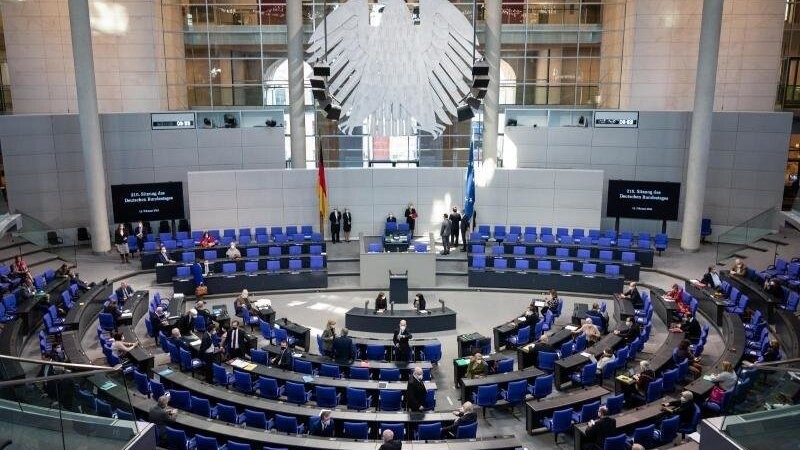 Das Bundeskriminalamt (BKA) hat im Internet eine "Todesliste" mit den Namen deutschen Politiker gefunden, die für die umstrittene Corona-Notbremse gestimmt haben.