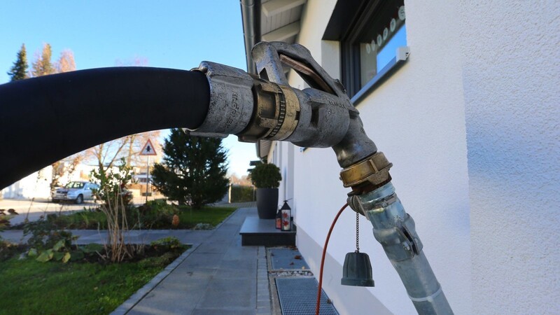 Der Öltank eines Einfamilienhauses wird über einen Außenanschluss betankt. Die Preise für Energie sind derzeit sehr niedrig. (Symbolbild)