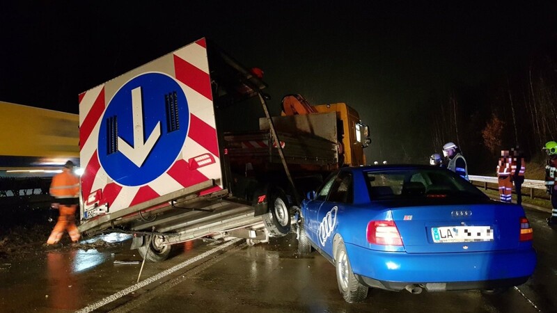 Auf der A93 bei Pentling sind am Freitagabend vier Autos und ein Lastwagen zusammengestoßen.
