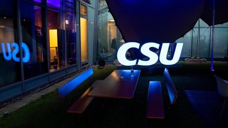 Das Logo der CSU im Innenhof der Parteizentrale in München.