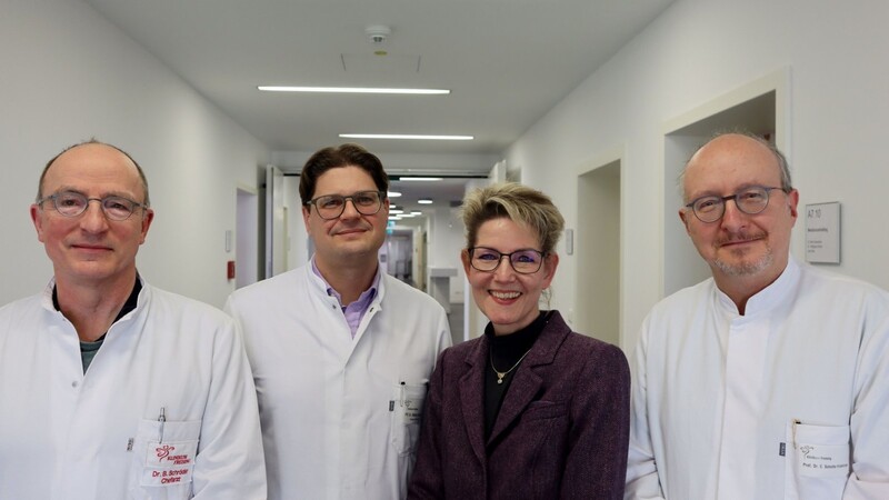 Die Ärztevertreter (v. l.) Dr. Bruno Schröder, Dr. Markus Neumaier und Prof. Dr. Ewert Schulte-Frohlinde mit Geschäftsführerin Maren Kreuzer.