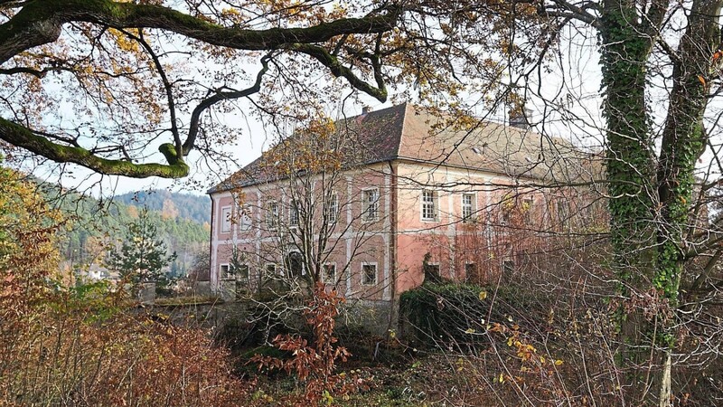 Verwachsen und mit inzwischen eher morbidem Charme präsentiert sich das Stamsrieder Schloss nach jahrelangem Leerstand. Das parkähnliche Areal säumen Baumbestände aus dem 17. bis 19. Jahrhundert.