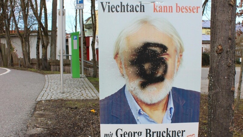 Zehn Plakate der SPD wurden besprüht, wie hier an der Friedhofstraße.