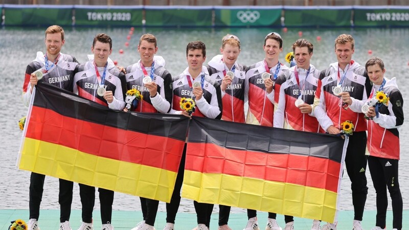 Die Athleten des Deutschland-Achters mit Steuermann präsentieren bei der Siegerehrung stolz ihre Silbermedaillen.