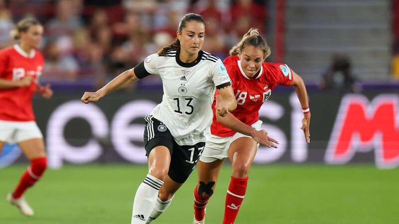 Sara Däbritz enteilt der Österreicherin Julia Hickelsberger im EM-Viertelfinale. Im Halbfinale gegen Frankreich kommt es ganz besonders auf die Ambergerin an.