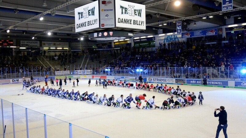 Die "längste Raupe der Welt", gebildet von vier Eishockeymannschaften, angeführt von Tigers-Legende Billy Trew.