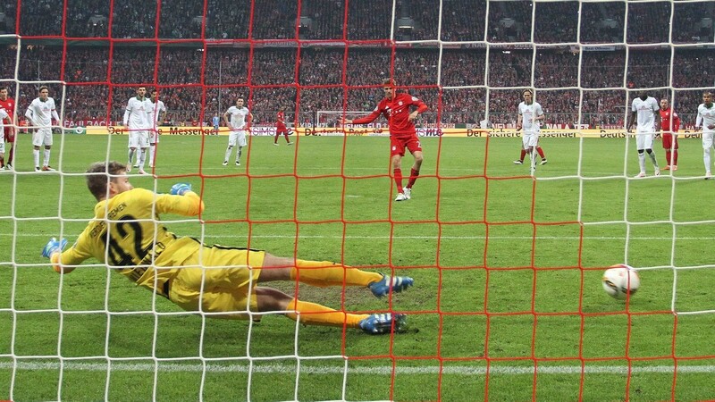 Pokalhalbfinale 2016! Bayerns Thomas Müller avanciert zum Matchwinner, erst köpft er gegen Bremen ein, dann verwandelt er noch den Elfmeter zum 2:0-Endstand.