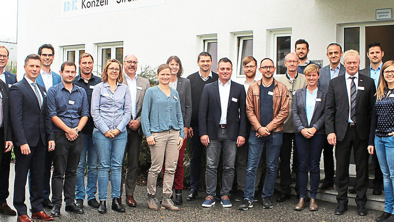 Landrat Josef Laumer (Zweiter von rechts) und Bundestagsabgeordneter Alois Rainer (Achter von rechts) mit Vertretern der Firma Eon Energie und der Unternehmen, die sich zum Energieeffizienz-Netzwerk zusammengeschlossen haben sowie Mitgliedern der Forschungsgesellschaft für Energiewirtschaft.