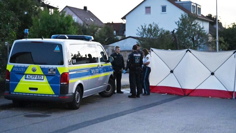 Polizisten nach dem Tod des Angreifers, der in Ansbach zwei Menschen mit einem Messer verletzt hat.