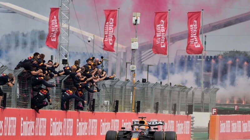Max Verstappen fährt nach seinem Sieg in Frankreich an dem jubelnden Team Red Bull Racing vorbei. Das Team hat allen Grund zur Freude.
