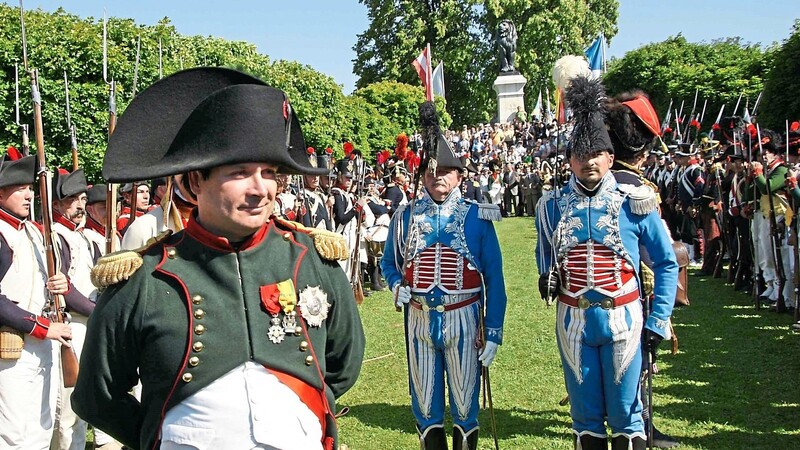 Beim Gedenken zum 200. Jahrestag der "Schlacht bei Eggmühl" im Jahr 2009 wurde auch die Anwesenheit des französischen Kaisers Napoleon I. nachgestellt, der vor 200 Jahren gestorben ist.