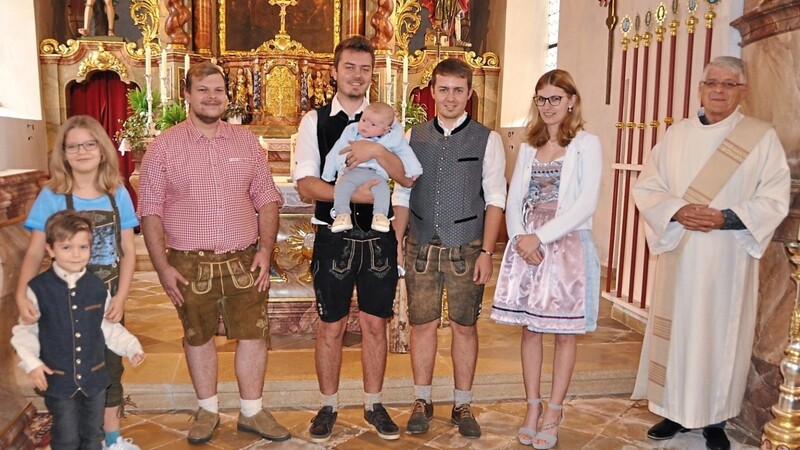 Am Sonntag spendete Diakon Konrad Müller dem kleinen Milian Ruhland das Sakrament der Taufe