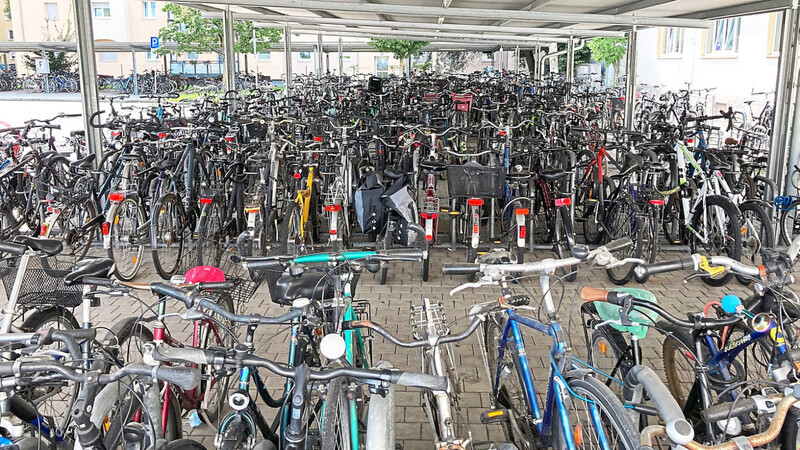 Am Hauptbahnhof sind die Radstellplätze proppenvoll. Der Hauptbahnhof gehört zu den Orten, wo auch am häufigsten Fahrräder zurückgelassen werden.