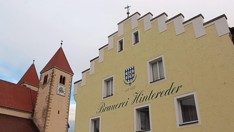 Zwei Wahrzeichen von Chammünster: die Urkirche und daneben die Hintereder-Brauerei. Dort endet in wenigen Monaten der Betrieb.
