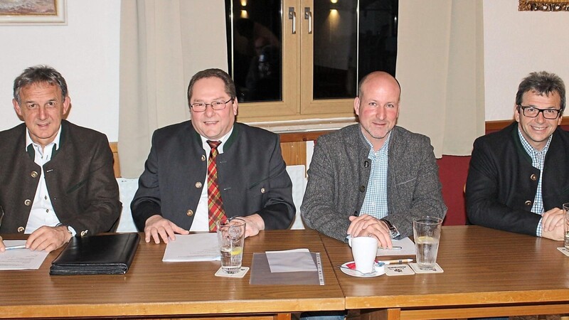 Geschäftsführer Werner Vogl, Bürgermeister Hans Eichstetter, 2. Bürgermeister Alfons Klostermeier-Stahlmann und 3. Bürgermeister Rudolf Ried (von links) informierten die Gemeindebürger.
