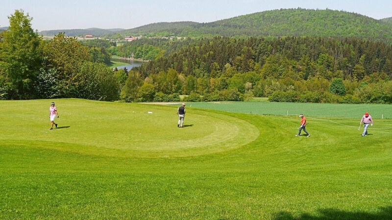 Golfspieler auf Bahn sechs mit Blick zum Eixendorfer Stausee.