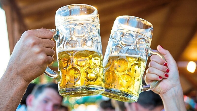 Wer trinkt weltweit das meiste Bier? Wir Deutschen? Nein, nicht ganz ...