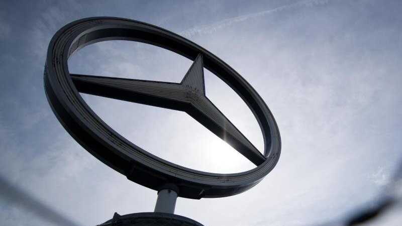 Der Mercedes-Stern, das Logo der Automarke Mercedes-Benz.