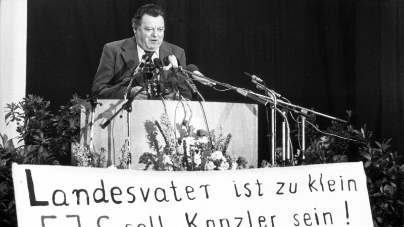 Franz Josef Strauß am 8. Februar 1980 in der Passauer Nibelungenhalle. Viele verbinden den Aschermittwoch immer noch mit dem CSU-Übervater. Er trat 35 Mal als Redner auf. Und bei ihm ging's noch kräftig zur Sache.