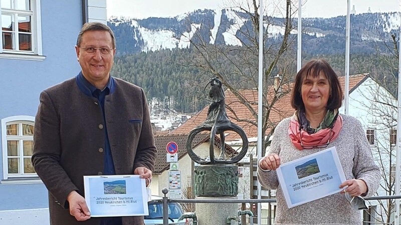 Bürgermeister Markus Müller und die Tourismuschefin Anne Baumeister stellen den Neukirchener Tourismusbericht für das Jahr 2020 vor.
