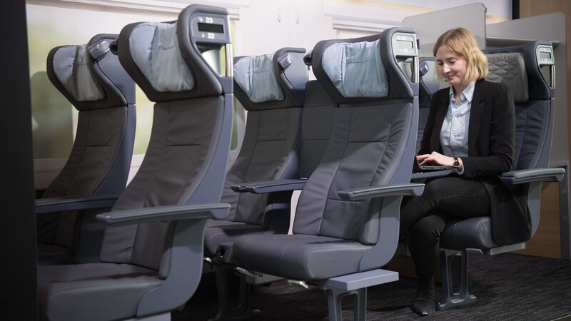 Mirjam von der DB Fernverkehr sitzt in den neu gestalteten Sitzen des ICE. Die Sitze werden ab März 2020 in den ICE 4 Zügen verbaut.