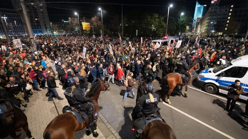 Eine "Querdenken"-Demonstration in Leipzig ist am Samstag völlig aus dem Ruder gelaufen.