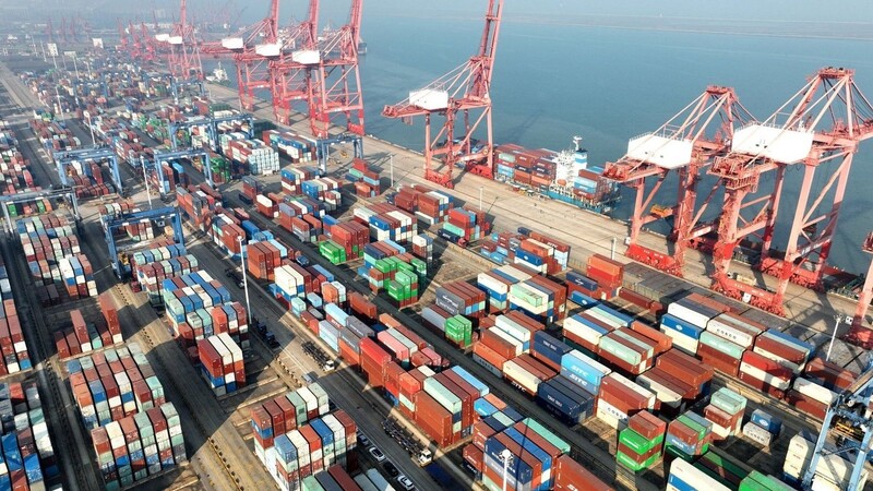 Das Containerterminal im Hafen von Lianyungang in der ostchinesischen Provinz Jiangsu. (Archivbild)