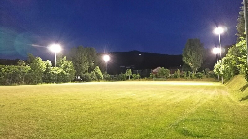 Acht umweltfreundliche und energiesparende LED-Strahler erleuchten den Trainingsplatz des SV Grafenwiesen an der Berghäuser Straße.