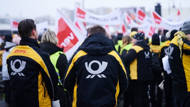 Das Post-Logo steht auf den Jacken der Demonstranten der Deutschen Post.