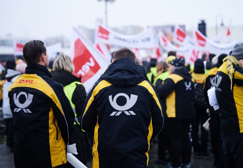 Das Post-Logo steht auf den Jacken der Demonstranten der Deutschen Post. 