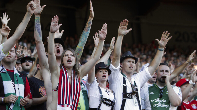 Fans jubeln dem FC Bayern bei einem Testspiel während der USA-Reise zu.