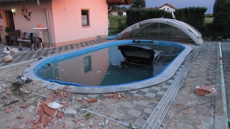 Der Opel Astra landete mitten im Pool und konnte erst am nächsten Morgen aus dem Wasser geborgen werden.