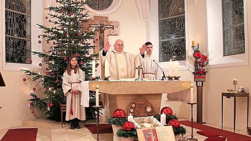 Der neu renovierte Altarraum der Pfarrkirche Oberempfenbach wurde wunderschön weihnachtlich geschmückt. Am Heiligen Abend spendete Pfarrer Josef Paulus den Segen.