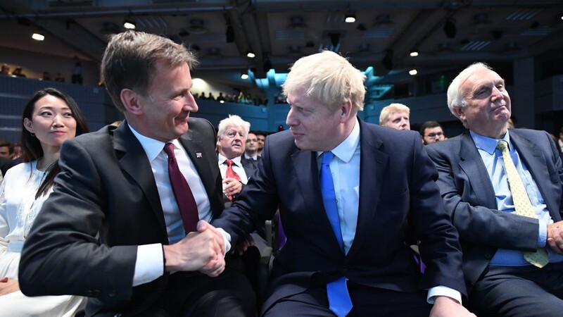 Jeremy Hunt (l), Außenminister von Großbritannien, gratuliert Boris Johnson im Queen Elizabeth II Centre, nachdem er zum neuen Parteichef der Konservativen Tory Partei und zum nächsten Premierminister ernannt wurde.