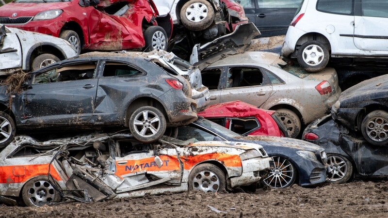 Zerstörte Autos werden nach der Sturzflut auf einem provisorischen Schrottplatz gestapelt. Fehler wurden auf allen Ebenen gemacht.
