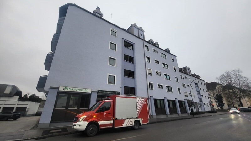 Am Tag nach dem Brand war die Feuerwehr noch vor Ort. Einige Bewohner sind inzwischen in ihre Wohnungen an der Äußeren Regensburger Straße zurückgekehrt - und leben dort aktuell ohne Strom.