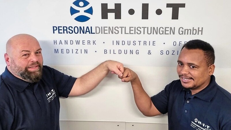 Stefan Huber (l.), Abteilungsleiter der Pflege-Zeitarbeitsfirma Hit, mit seinem Mitarbeiter Robert Harold Mongi.