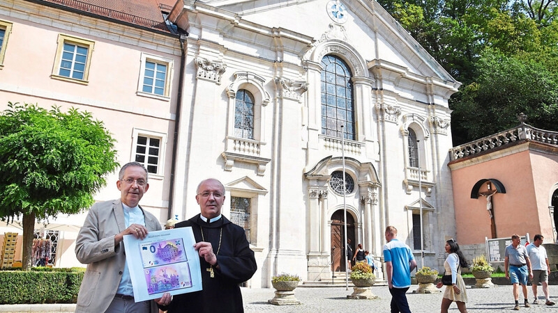 Vor der Kulisse der berühmten Asamkirche präsentieren Abt Thomas Freihart und der Regensburger Kulturreferent Clemens Unger den ersten 0-Euro-Schein mit dem Motiv von Kloster Weltenburg.