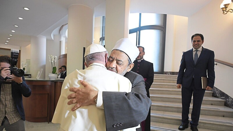 Eine ergreifende Geste des Friedens und der Versöhnung: Papst Franziskus (l.) umarmt Ahmad Mohammad al-Tayyeb (M.), Großimam von al-Azhar, der von einigen Muslimen als die höchste Autorität im sunnitischen islamischen Denken angesehen wird.